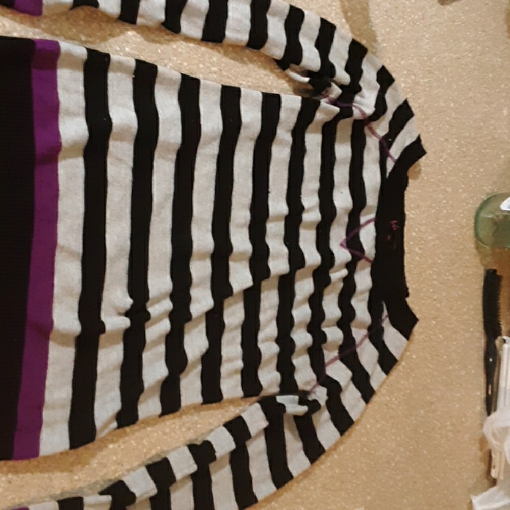 I am sellimg a flowey long sleeve t-shirt